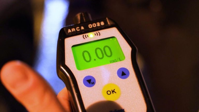 Se niega a realizar un control de alcoholemia, denuncia a los agentes y gana el juicio por una razón obvia