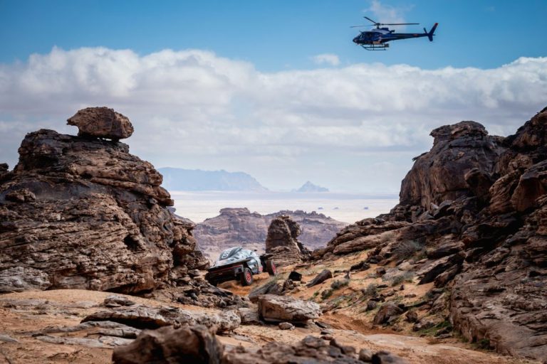 Sainz recorta tiempo a Al-Attiyah y Barreda gana en motos