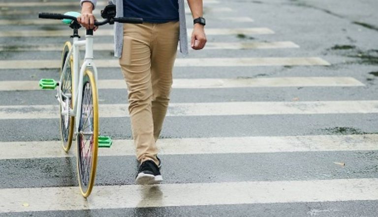 La práctica habitual de los ciclistas que indigna a los conductores. Y piden multa para ello