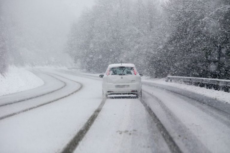 Vuelve a nevar: ¿obliga la DGT a llevar las luces encendidas o montar neumáticos de invierno?