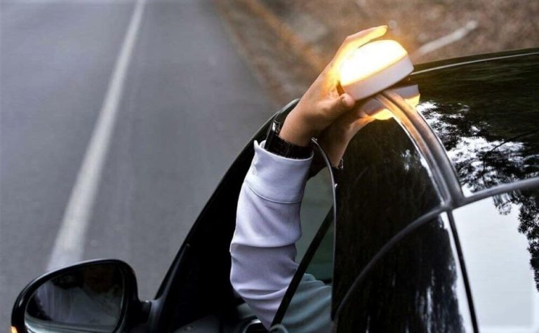 Aunque lo pueda parecer, la baliza V-16 no sirve para multar ni espiar a los conductores… por ahora