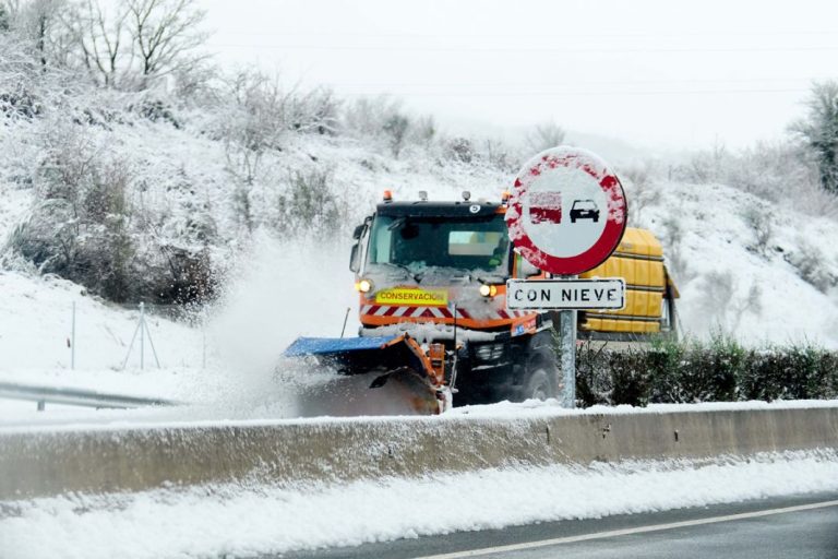3 alternativas que derriten la nieve de las carreteras y que no destrozan tu coche como la sal