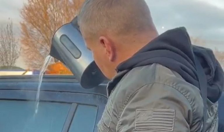 El producto que nunca debes echar para descongelar los cristales de tu coche