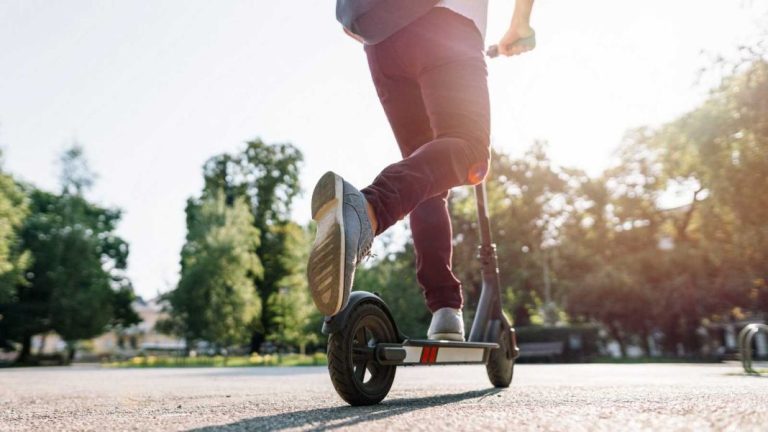 Las normas que debes seguir si vas en bicicleta o patinete eléctrico para evitar una multa