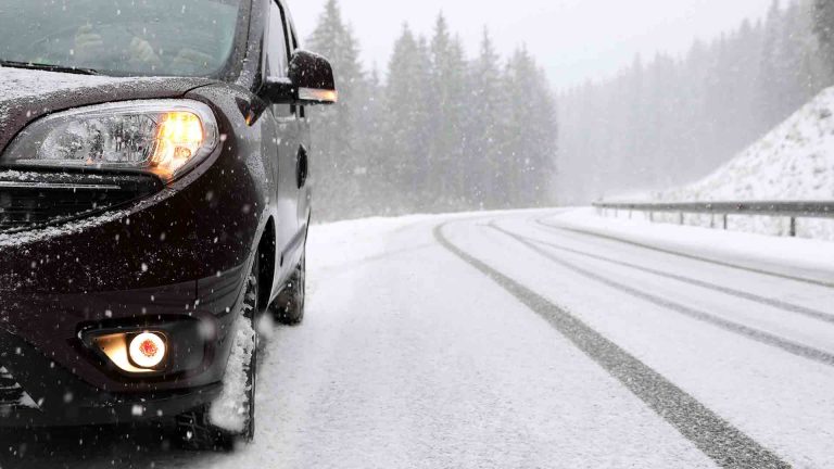 Consejos de la DGT para preparar tu coche en esta ola de frío