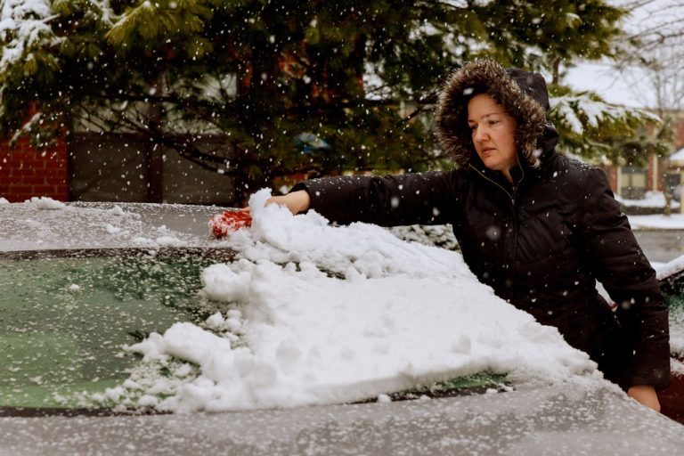 El accesorio que querrás tener si te toca rascar el hielo de tu coche