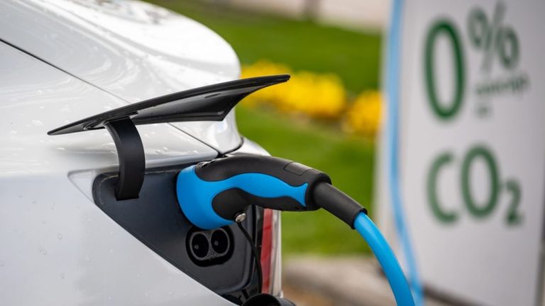 El motivo por el que un coche eléctrico homologa 500 km de autonomía, que se quedan en la mitad