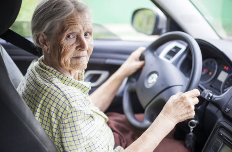 Los mayores de 65 años tendrán más problemas para renovar su carnet de conducir por estas normas de la DGT