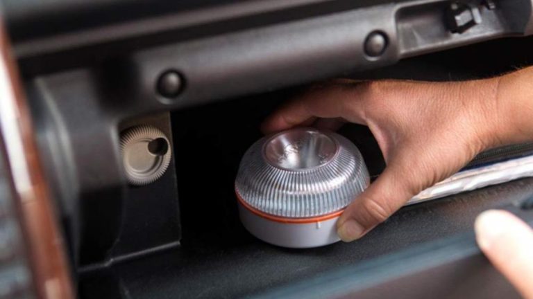 Asaltan las dudas: ¿servirá la baliza V-16 para multar y controlar a los conductores?