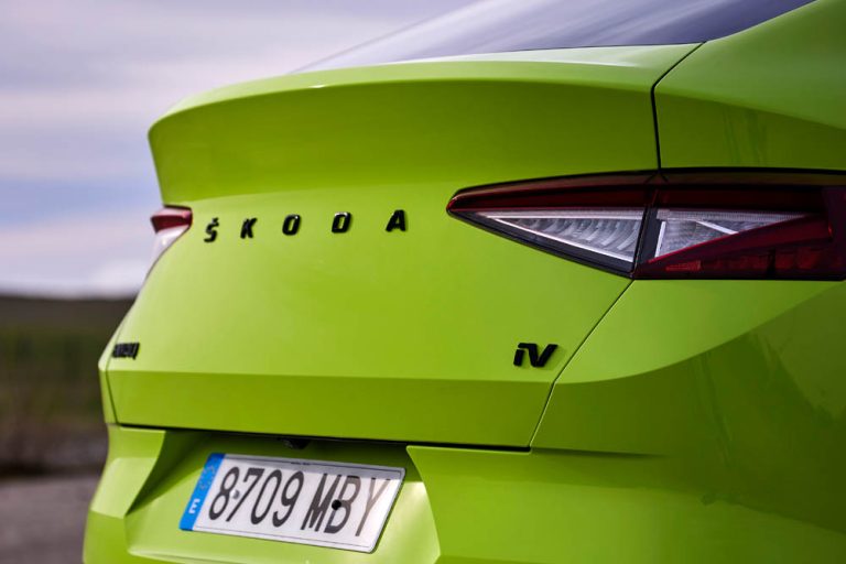 Skoda entra en la guerra de precios iniciada por Tesla. Y ofrece este eléctrico a un precio sin igual