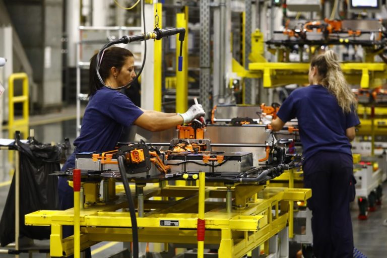 España bate el récord de exportación de componentes de coches: ¿a qué países van?