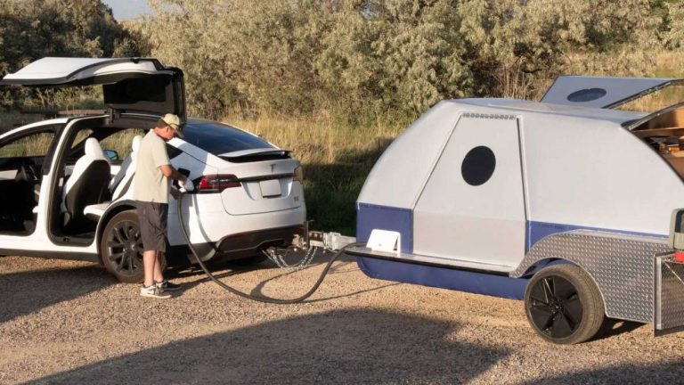 Colorado Teardrops tiene esta caravana que carga tu coche eléctrico