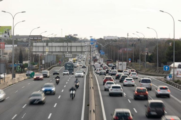 Coches menos seguros y más contaminantes. Así es el parque móvil español