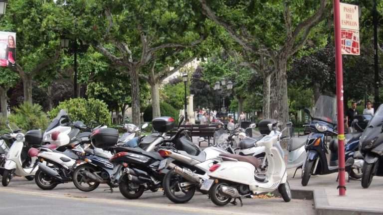 El PP carga contra los coches para favorecer a motos, bicicletas y patinetes