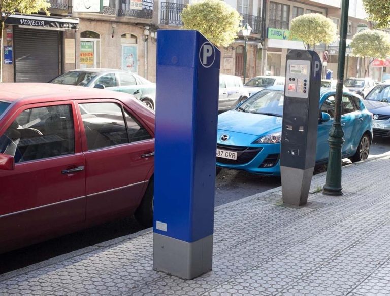 Aparcamiento regulado: ¿debe identificarse el controlador que te denuncia?