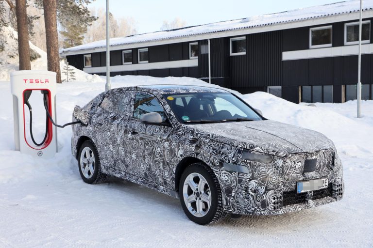 El BMW iX2 eléctrico, cazado en plena carga