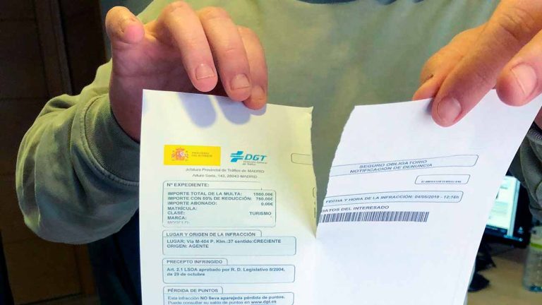 Me llega una multa de la DGT de un coche que vendí. ¿Qué puedo hacer?