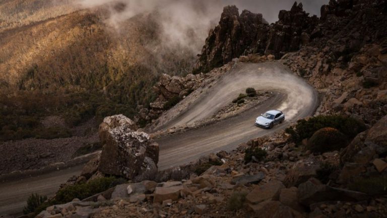 Mark Webber se lo pasa en grande con este Porsche Taycan 4 Cross Turismo