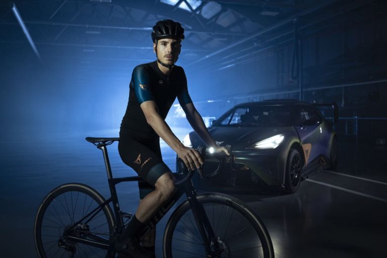 Cupra viste a los aficionados al ciclismo