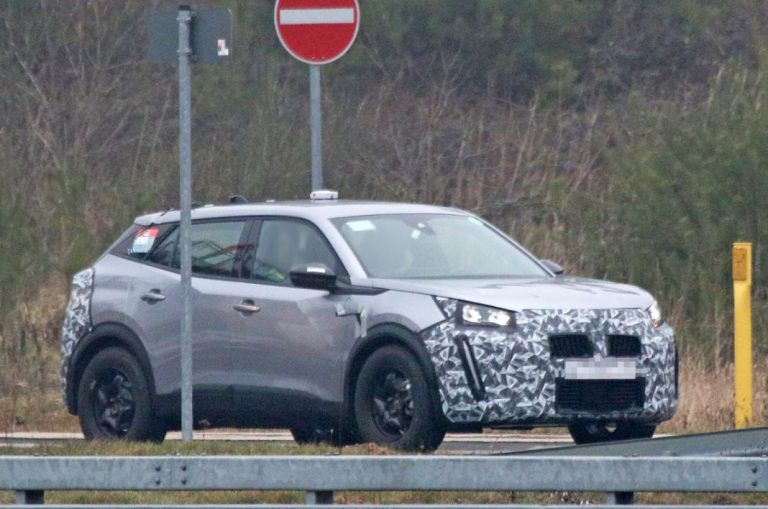 El Peugeot 2008 empieza a mostrar su nueva cara