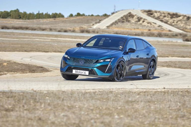 Peugeot 408 PHEV: así es la vida con un híbrido enchufable