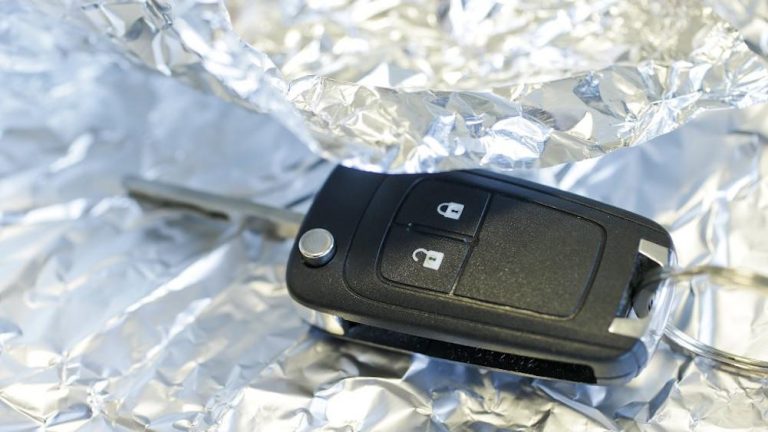 Por qué la gente envuelve las llaves de su coche en papel de aluminio como si fuera un bocadillo