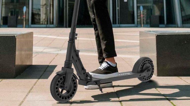 Si quieres ahorrar en gasolina, Decathlon tiene la solución con este patinete eléctrico low-cost