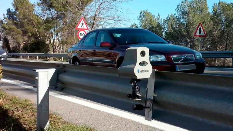 ¿Los radares de la DGT multan por la noche?