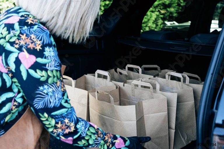La multa que la DGT te puede poner si llevas las bolsas de la compra dentro de tu coche