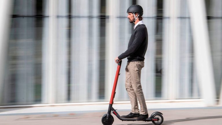 Pere Navarro pone edad mínima para conducir un patinete eléctrico