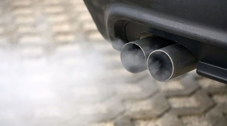 El truco infalible para que tu coche viejo supere la prueba de humos en la ITV