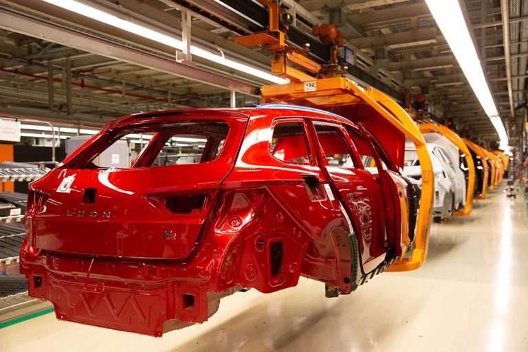El número de coches que fabricamos en España en un mes