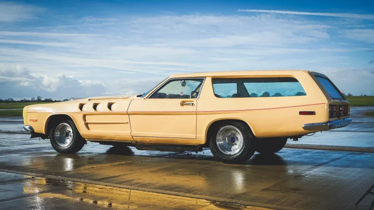 The Beast: erase un coche pegado al motor V12 de un avión