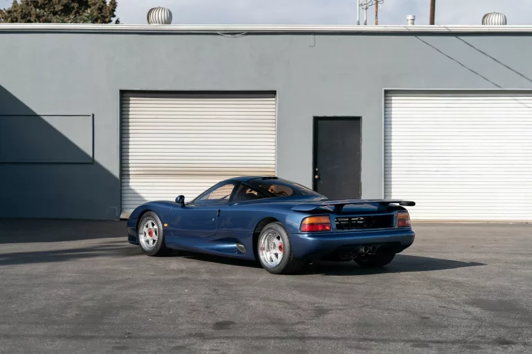 Uno de los 53 Jaguar XJR-15 fabricados sale a subasta