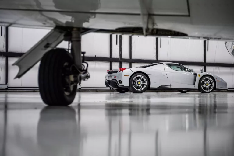 Este Ferrari Enzo, jamás matriculado y con los plásticos puestos, busca hogar