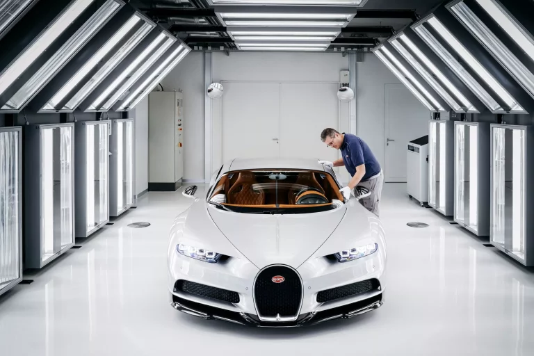 Bugatti invierte en pintar sus coches lo que tu en dormir cuatro meses