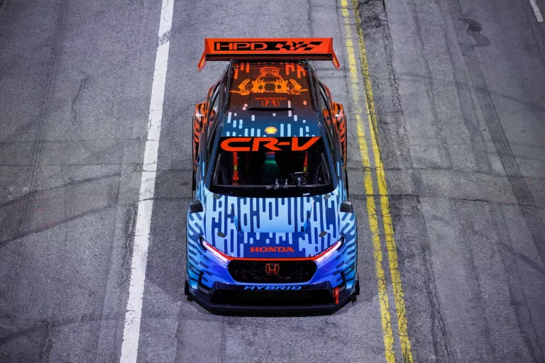 Max Verstappen exprime el salvaje Honda CR-V Hybrid Racer
