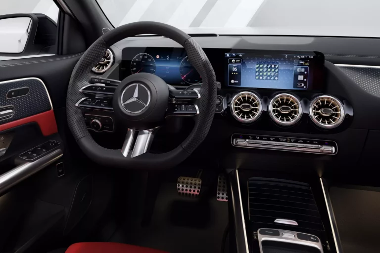 Mercedes llama a revisión 311.000 coches que pueden rodar solos por un fallo