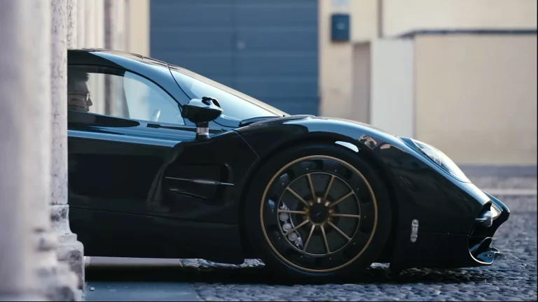 Así recorre el Pagani Utopia las angostas calles de Mantua