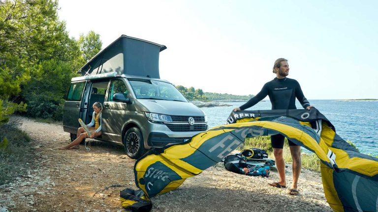 Amantes del surf: estas son las mejores rutas por España para hacer con tu caravana