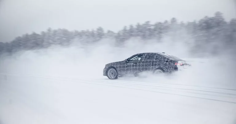 El futuro BMW i5 sale a pasear por la nieve