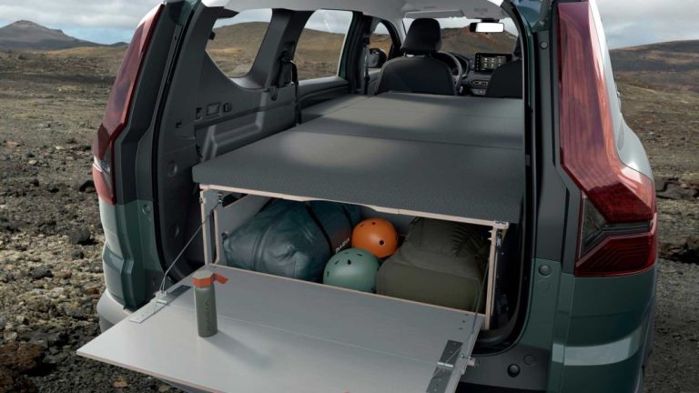 Así es como un Dacia Jogger se convierte en cama para dos