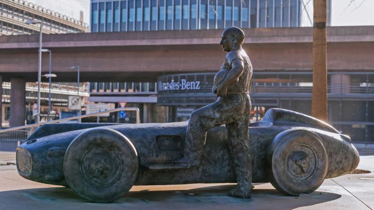 La nueva pieza del museo Mercedes-Benz está en el exterior