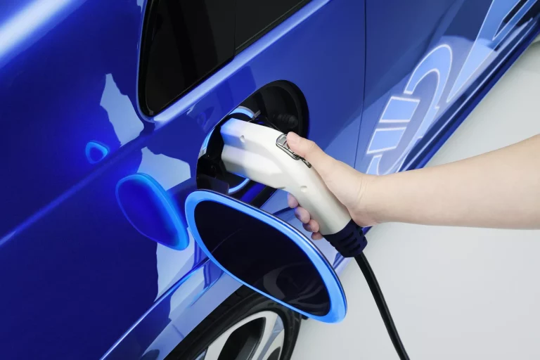 No te fíes de las marcas ni de lo que dicta la WLTP: La OCU te dice cuál es el coche eléctrico que menos energía consume