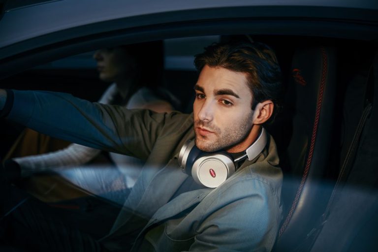 La multa de 200 euros de la DGT por conducir con auriculares al volante desde el 1 de octubre