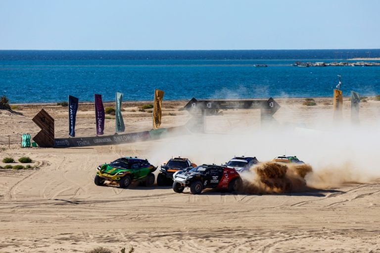 El equipo de Carlos Sainz gana por primera vez en el Extreme E