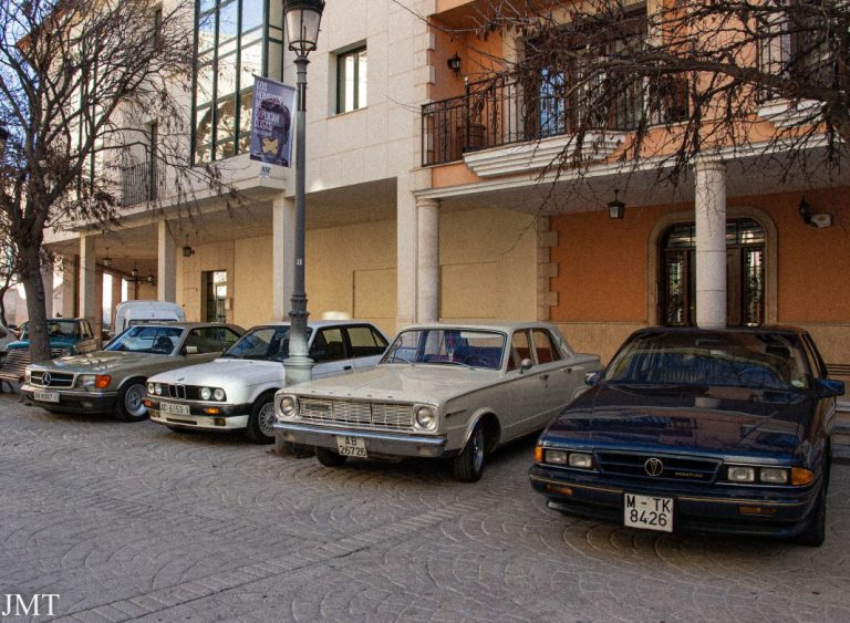 Concentración de coches clásicos e históricos en un lugar de La Mancha