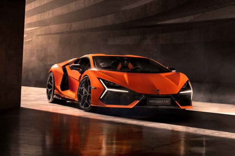 El Lamborghini Revuelto no se esconde y planta cara al Ferrari SF90