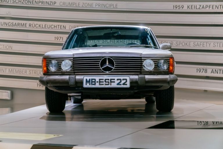 Este Mercedes revolucionó la seguridad del automóvil y ahora cumple 50 años