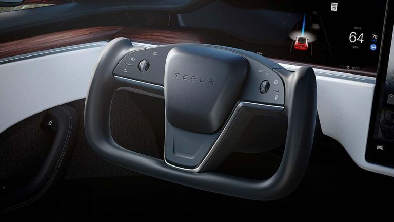 Volante Yoke o volante convencional para tu Tesla Model S: ¿Cuál es mejor?